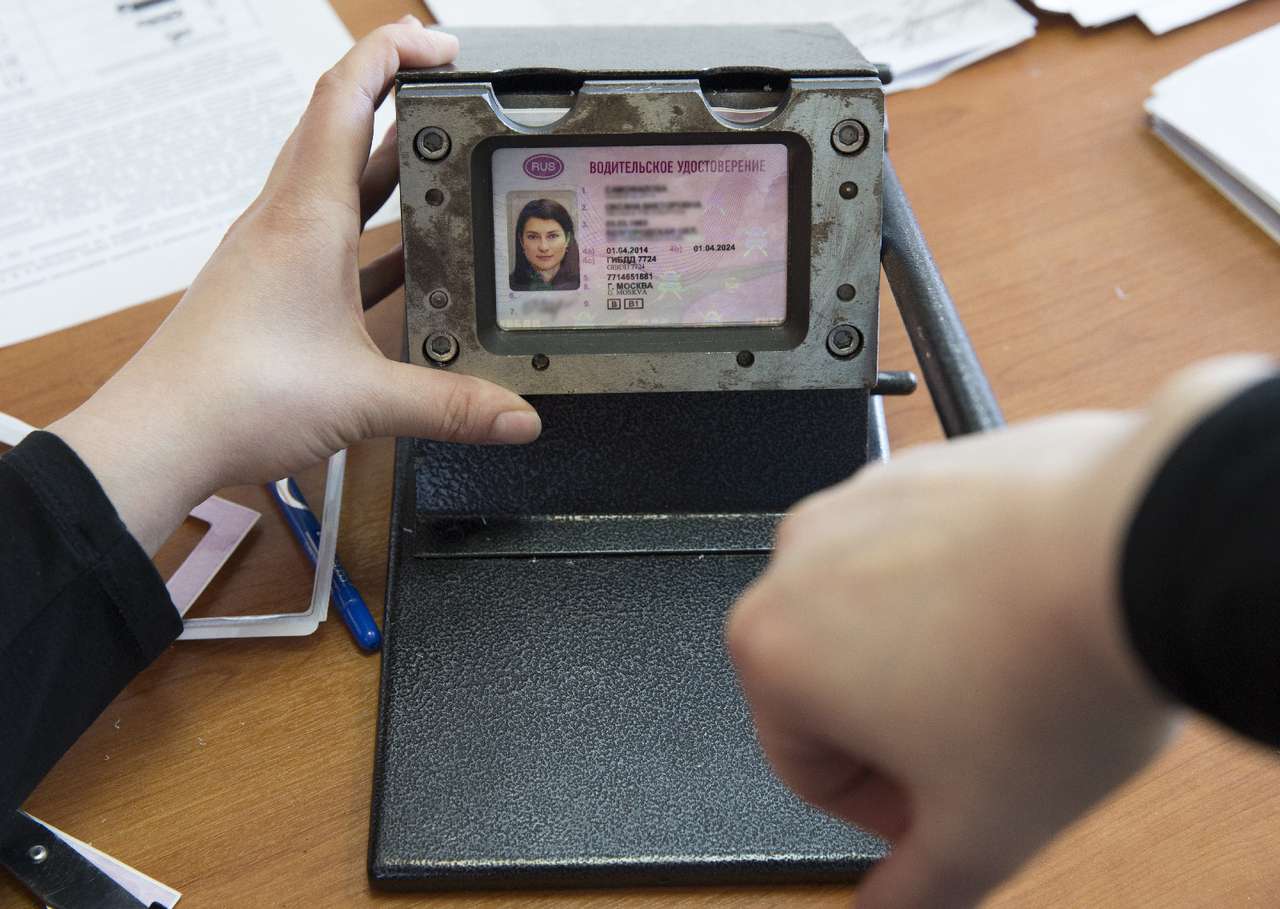 В водительские права хотят встроить электронные чипы