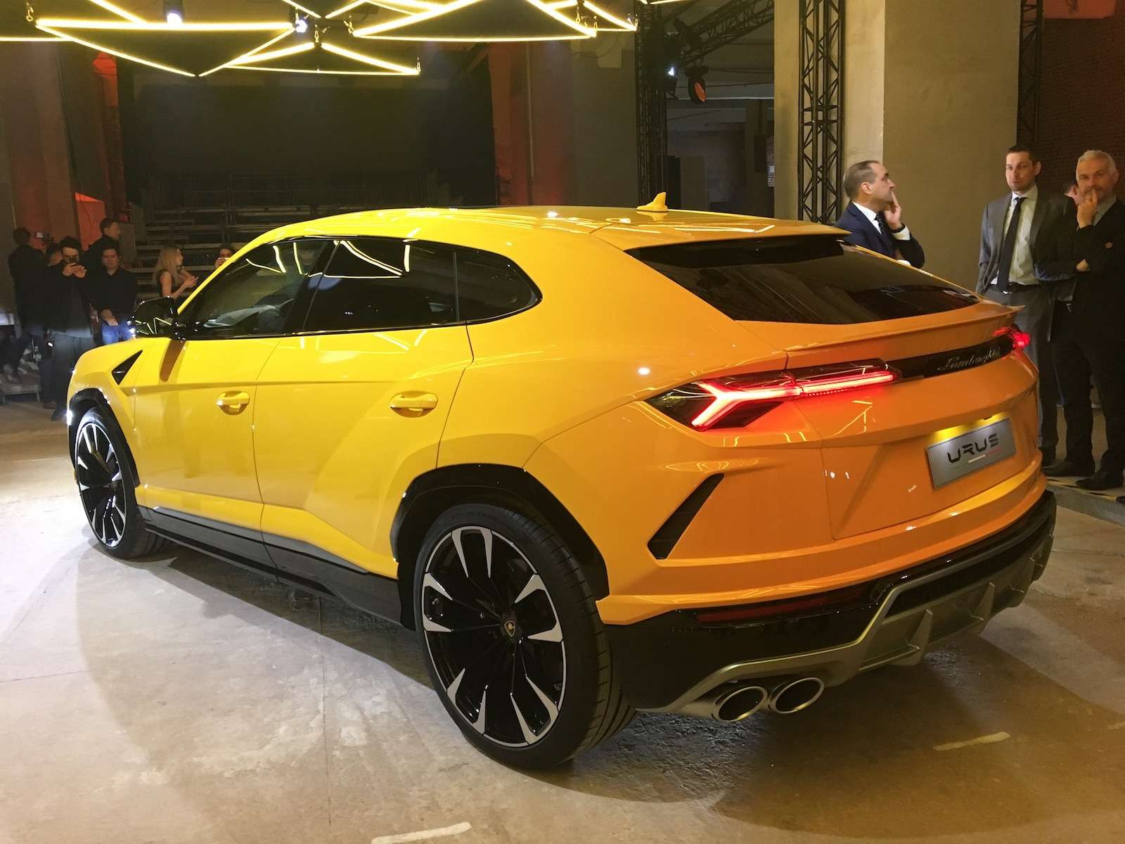 Ламборгини урус москва. Ламборджини кроссовер Урус. Паркетник Lamborghini Urus. Lamborghini Urus золотой. Lamborghini Urus оранжевый.