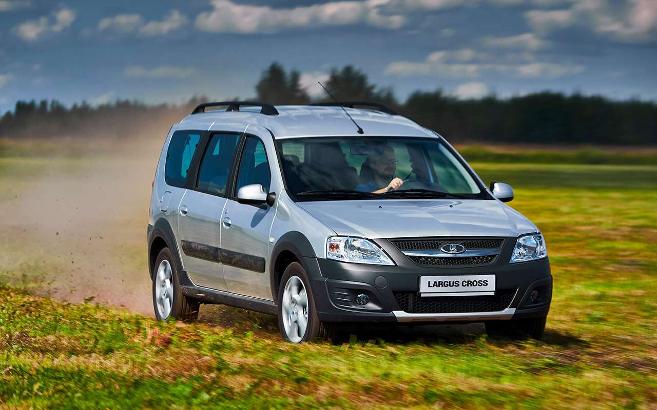 Lada Largus, несмотря на иностранное происхождение, оснащена бедно и высокого комфорта не подарит. Но ей нет равных как рабочей лошадке, а архаичные французские моторы и коробки живут долго. Это единственная модель в сегменте, имеющая семиместную версию. Есть приподнятый вариант Cross – плюс 25 мм к обычным 170 мм.
