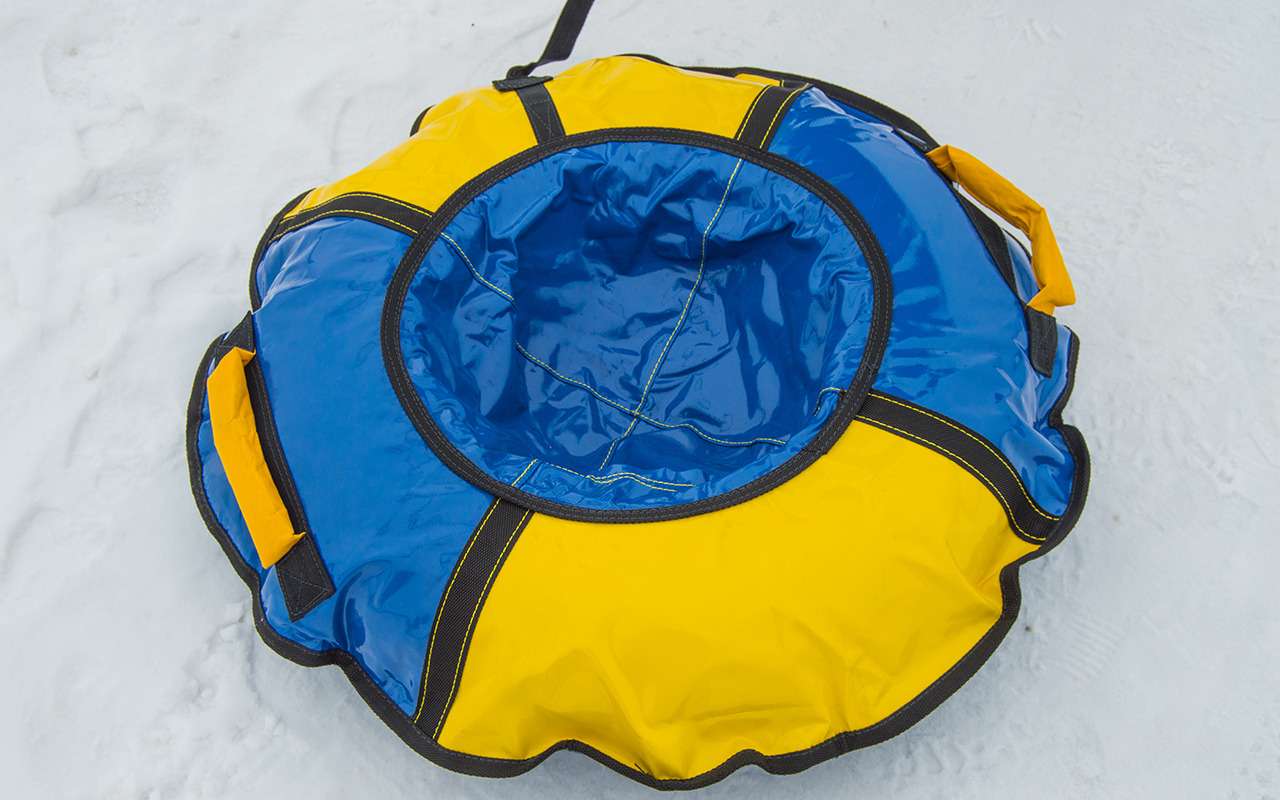 Ребенок на «ватрушке» угодил под колеса машины. Родителей проверят