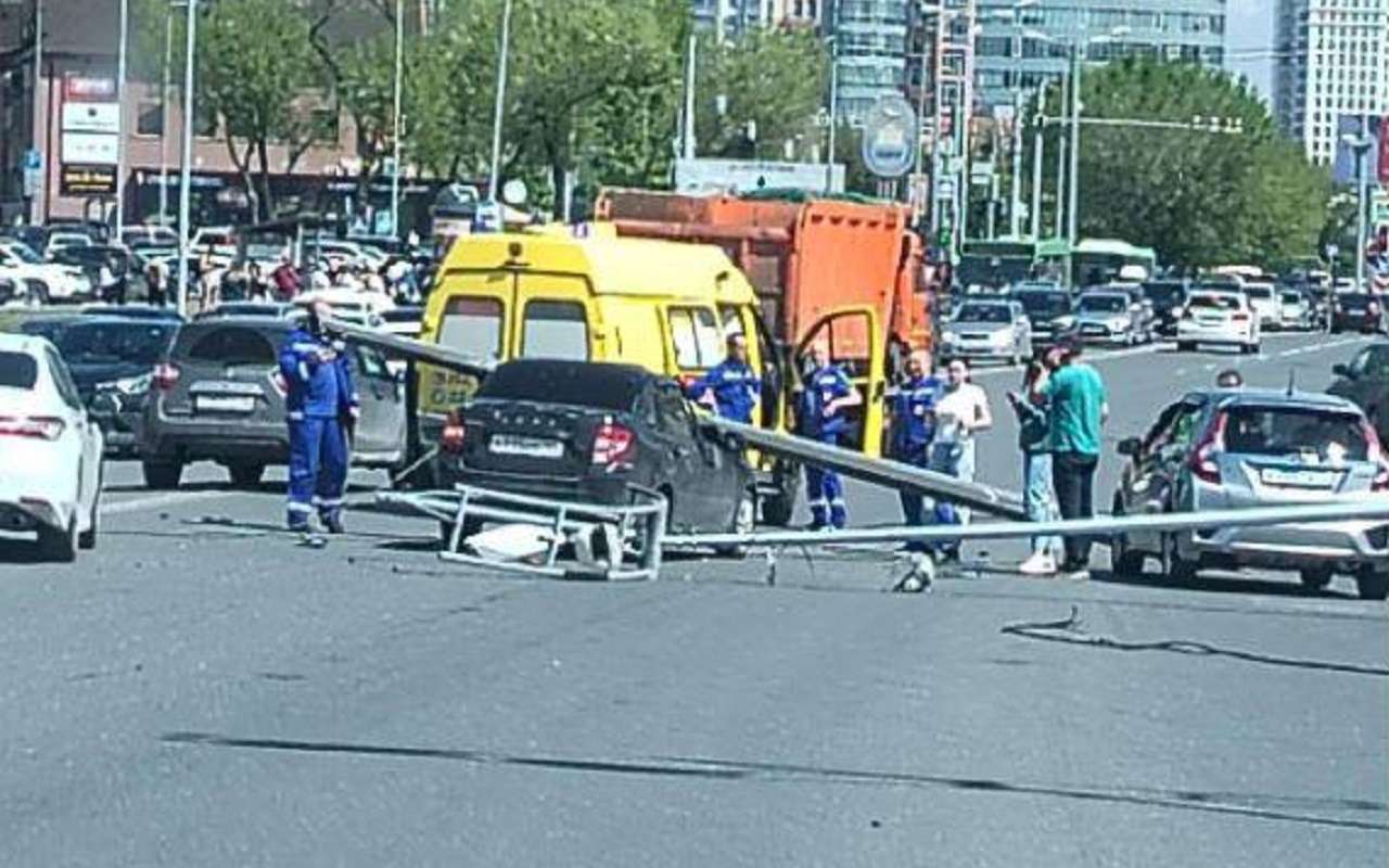 Девушка чудом не пострадала: упавший столб пробил насквозь салон легковой машины