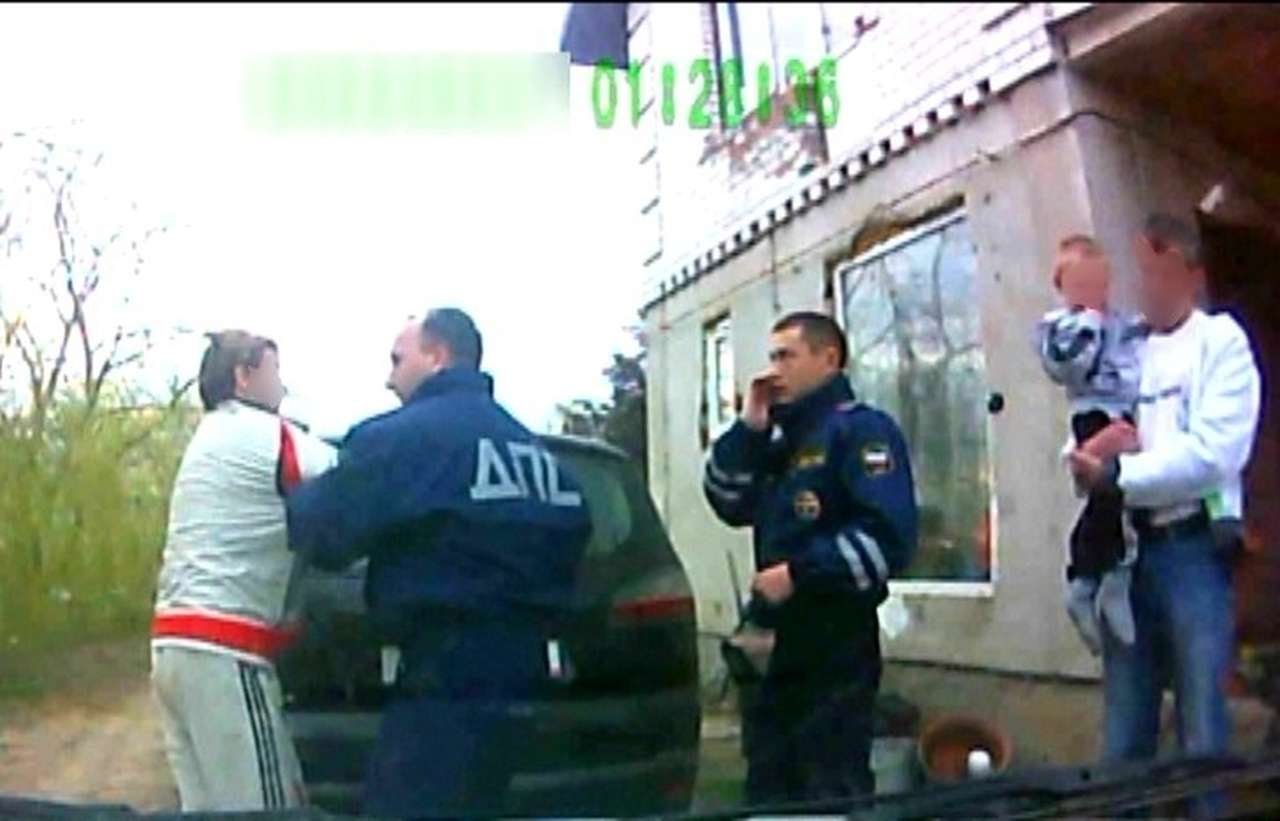 Полицейские задержали нетрезвую женщину, ехавшую с 2-летним ребенком