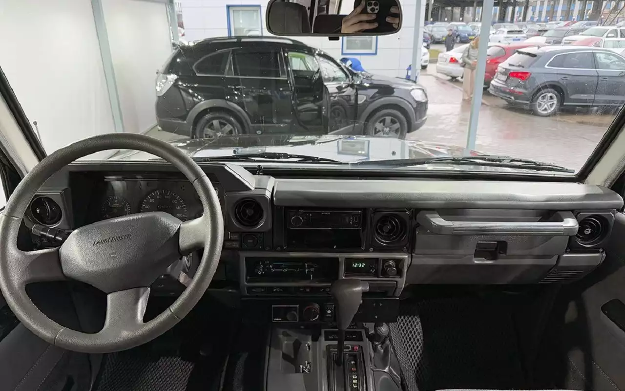 Интерьер Toyota Land Cruiser 70