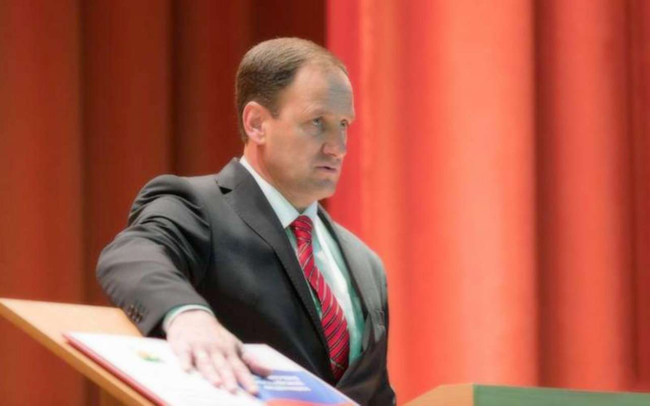 Глава Печорского района обматерил гаишников на дороге. В полиции думают, что с этим делать