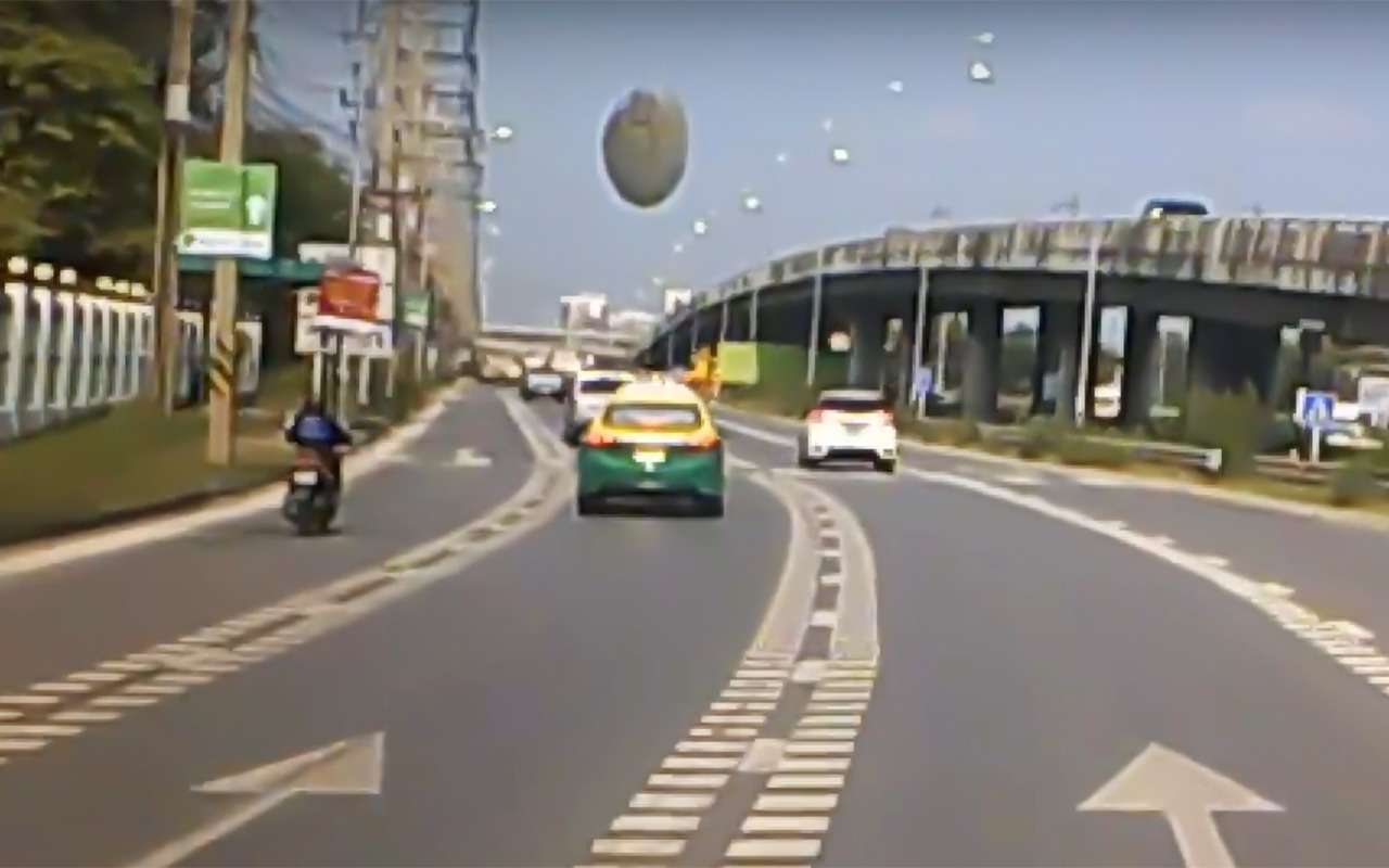 Что-то прилетело в автомобиль… Не НЛО?