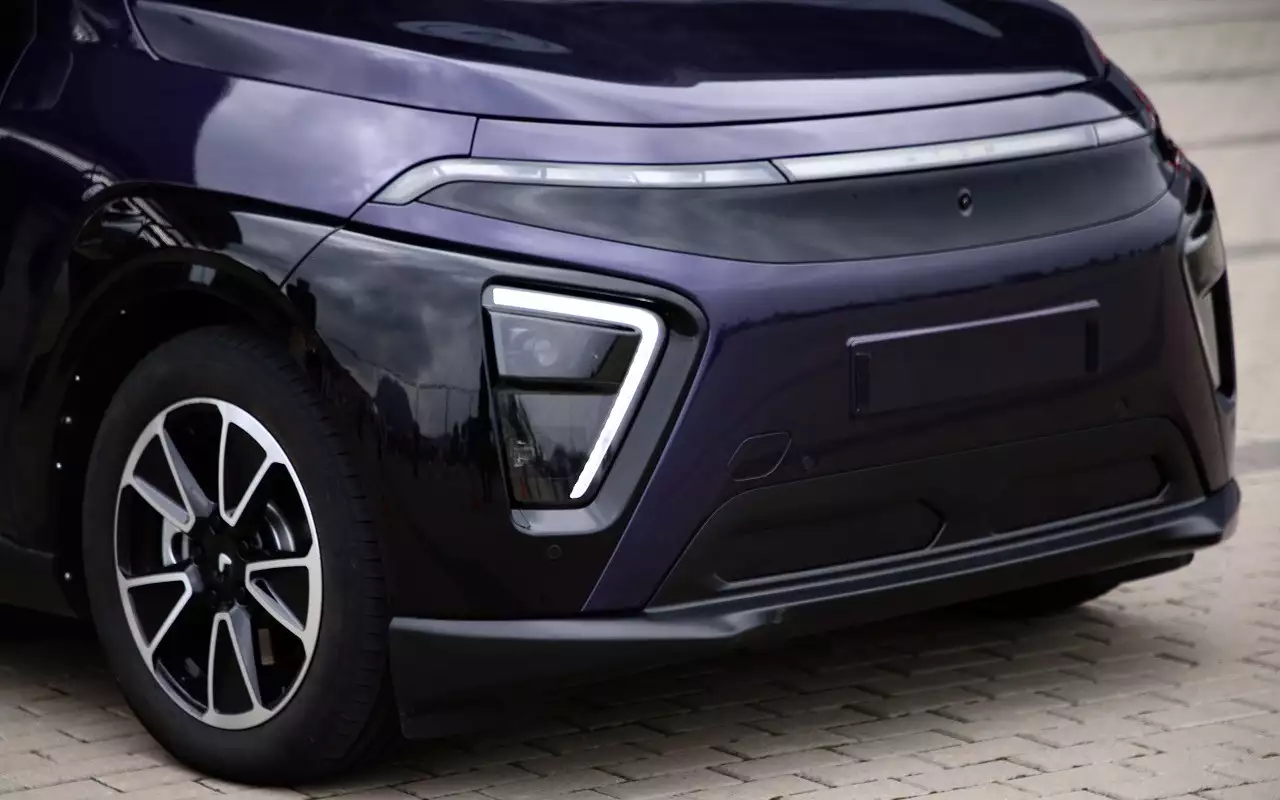 На ранних снимках можно встретить Атом на шинах Hankook, но последние фото — все с Pirelli Cinturato P7