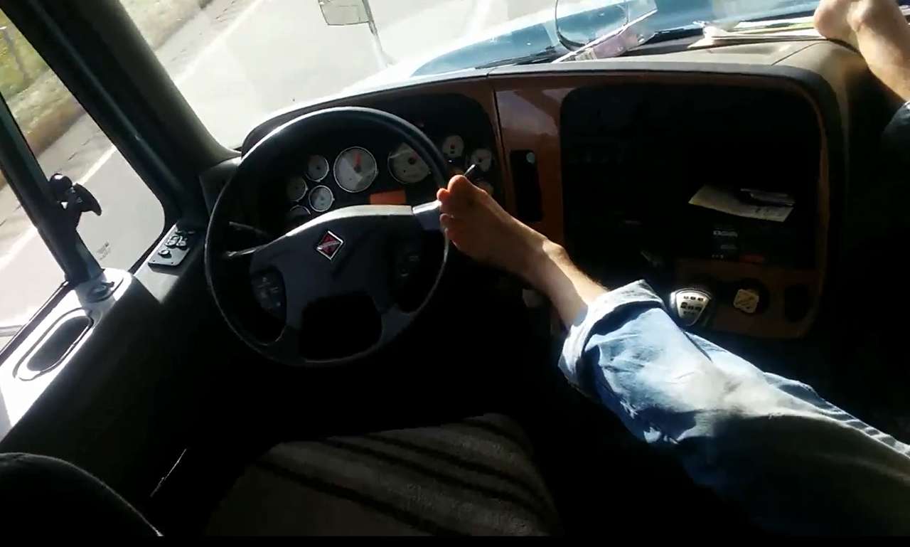 Водитель хвастает, что ведет фуру одной левой… ногой (ВИДЕО)