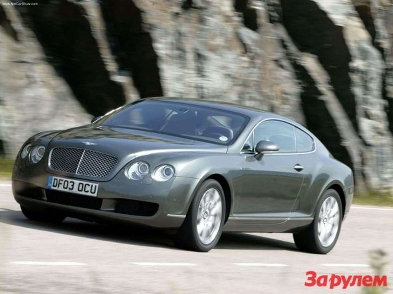 Единоросс на Bentley протаранил милицейскую машину