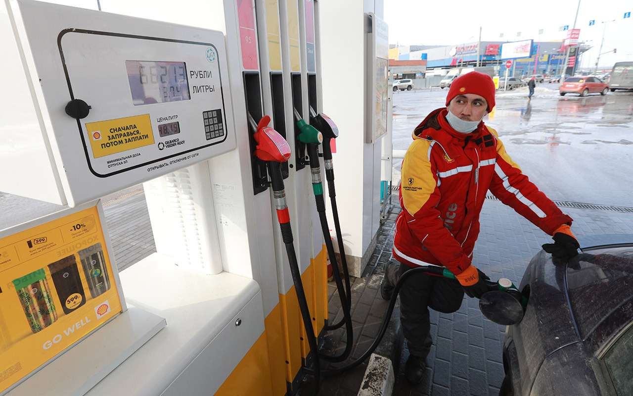 Власти будут сдерживать цены на бензин (за наш счет)