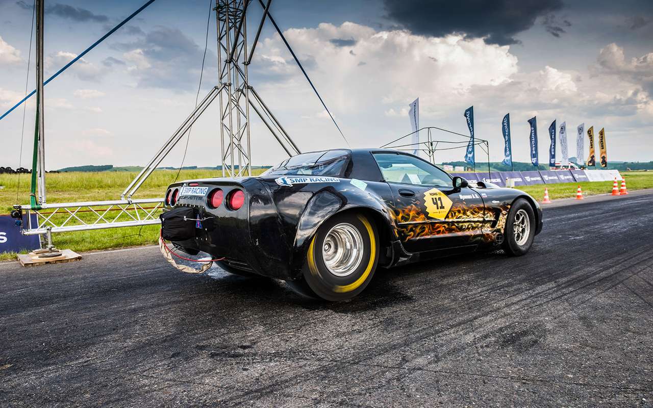 Бёрнаут перед стартом: тормоза передних колес удерживают машину на месте, что позволяет прогреть рабочие задние шины пробуксовкой.