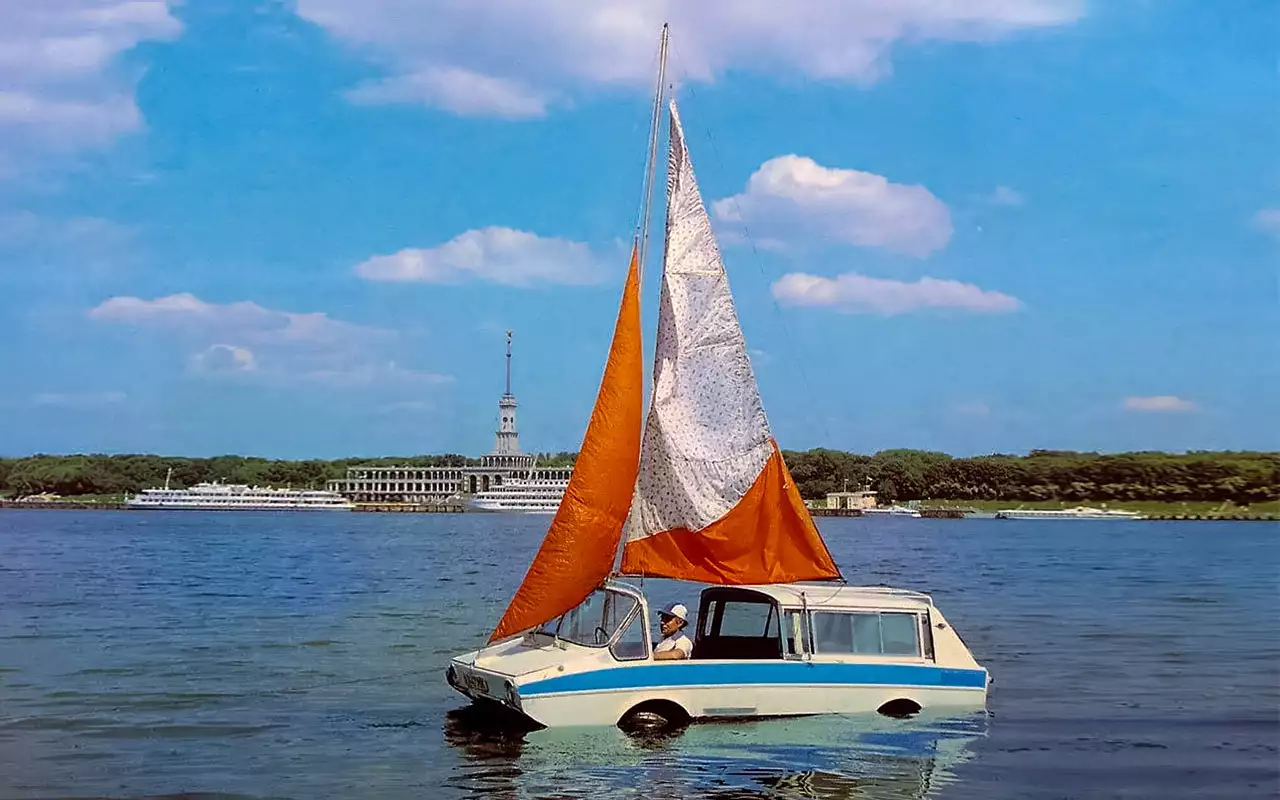 На воде Ихтиандр мог быть не только амфибией, но и яхтой ­с парусом.