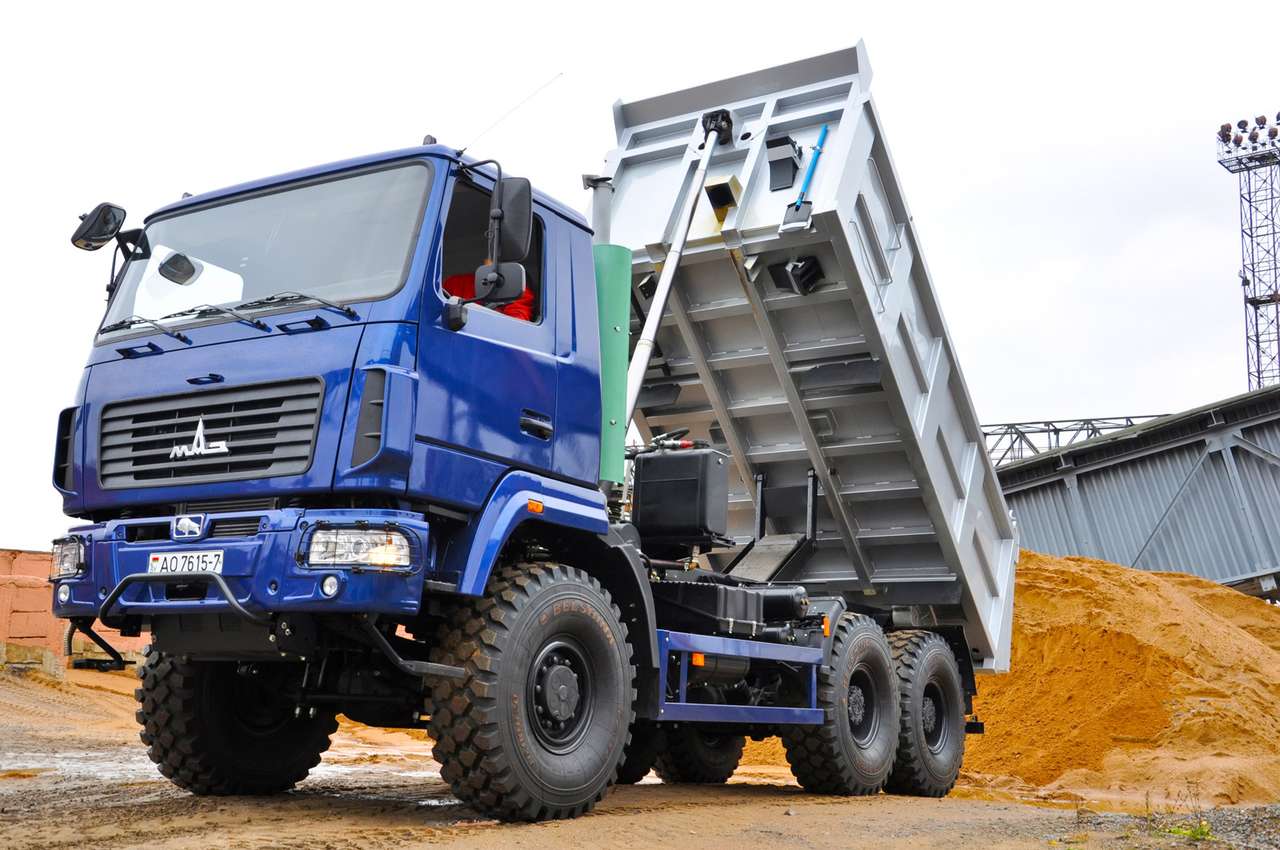 У самосвала МАЗ‑6502 будут обогреваемые кузова нескольких видов, в том числе в северном исполнении – с дополнительной термоизоляцией основания платформы. Пока предлагают самосвальную установку с гидрооборудованием Penta и кузовом объемом 12,5 м³. У кабины
семейства МАЗ‑5440 пол, двери и боковины – оцинкованные. Фальшрадиаторная панель, боковые панели с воздухозаборниками, крылья, облицовка ступеней, нижние панели дверей, элементы аэродинамического обвеса – пластиковые.