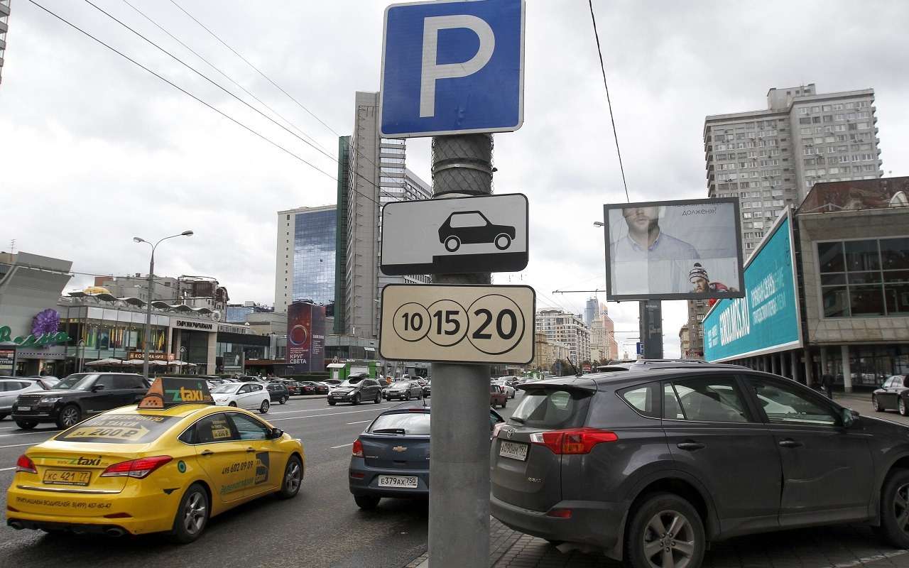 А вы знаете, как правильно заезжать на парковку? Эксперт объяснил нюансы