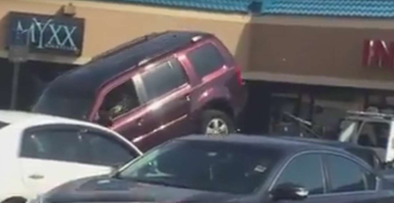 Американец пытается уехать с эвакуатора (ВИДЕО)