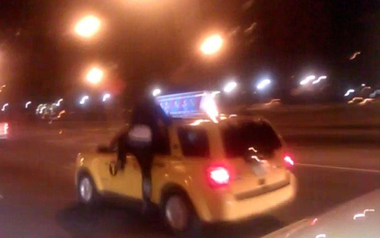 Таксист «прокатил» угонщика снаружи авто со скоростью 100 км/ч