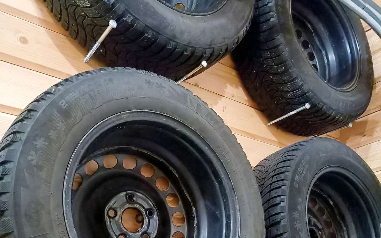 Упоры из болтов эффективно решают проблему вертикального хранения колес