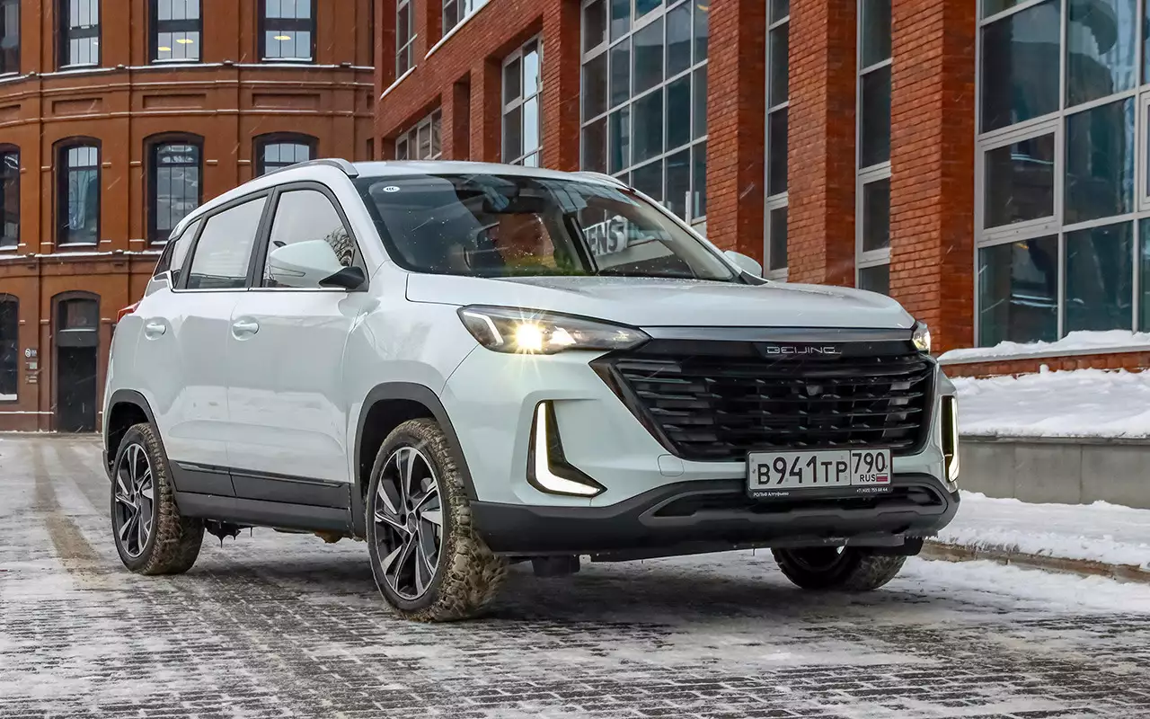 BAIC X35. Цена в России от 2 200 000 ₽. Огромная решетка радиатора и большие секции ходовых огней делают машину «взрослее».