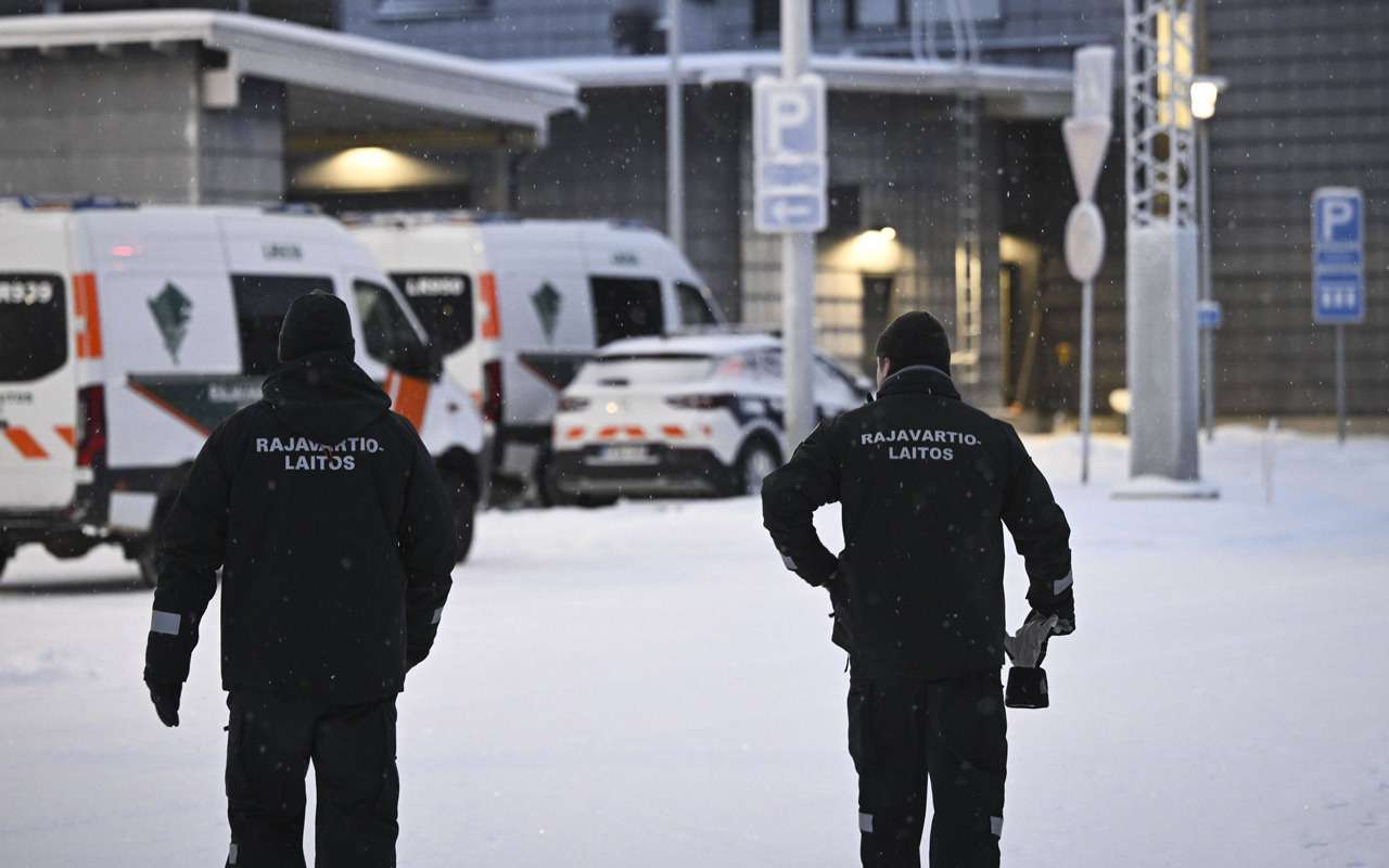 Финские пограничники на международном пограничном переходе «Рая-Йоосеппи» на севере страны.