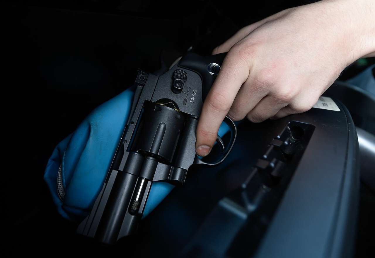 Водитель Хаммера обстрелял гаишников и скрылся