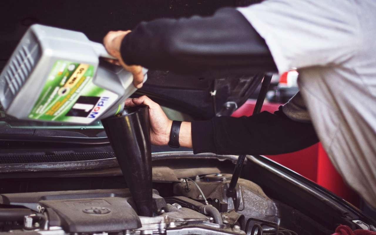 Для машины с пробегом лучше выбрать эти моторные масла: эксперт назвал причину