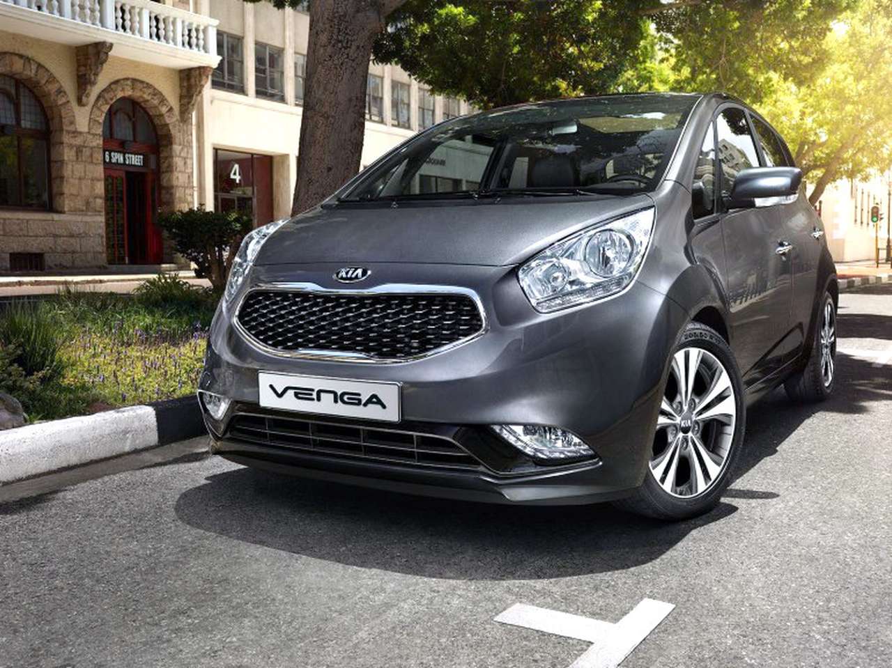 Дилеры Kia начали продажи обновленной Venga