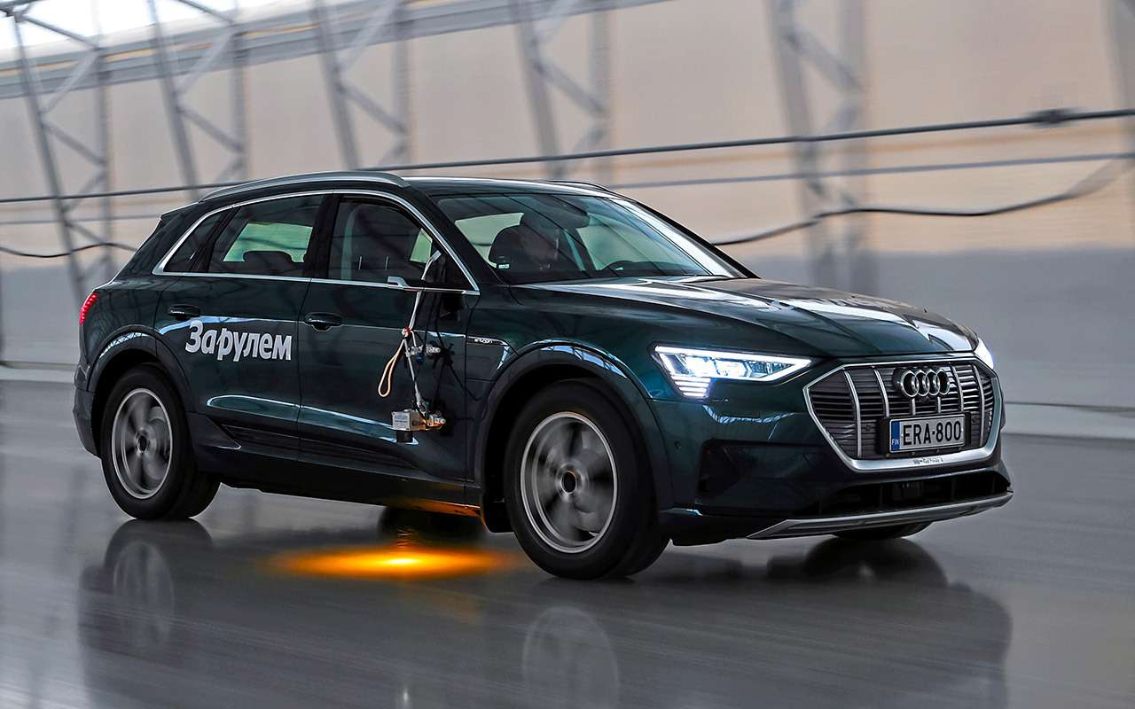 Система Kistler Correvit L-motion с оптическим датчиком скорости не позволяет измерять время разгона с места. По этой причине на льду (в длинной палатке) точка отсчета в замере составляет 5 км/ч, вместо нуля на снегу, где для замеров мы использовали Racelogic Vbox.