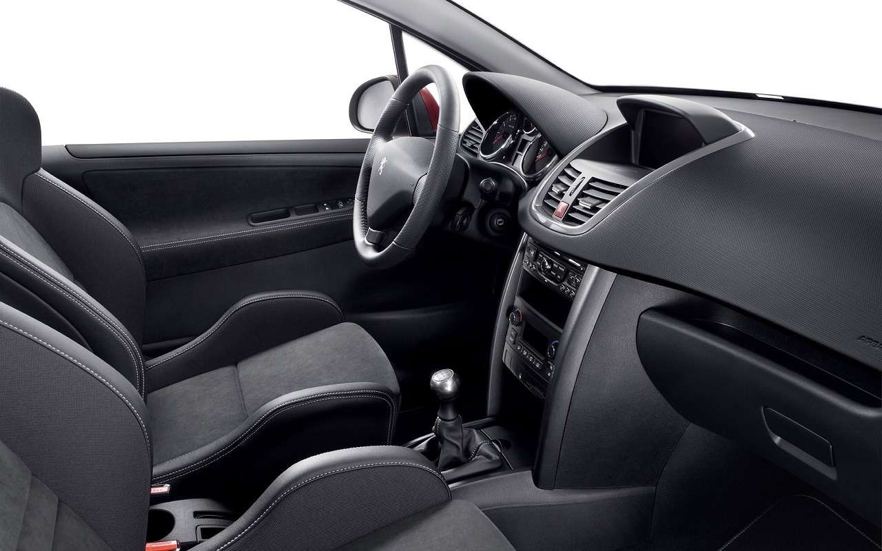 Интерьер Peugeot 207i