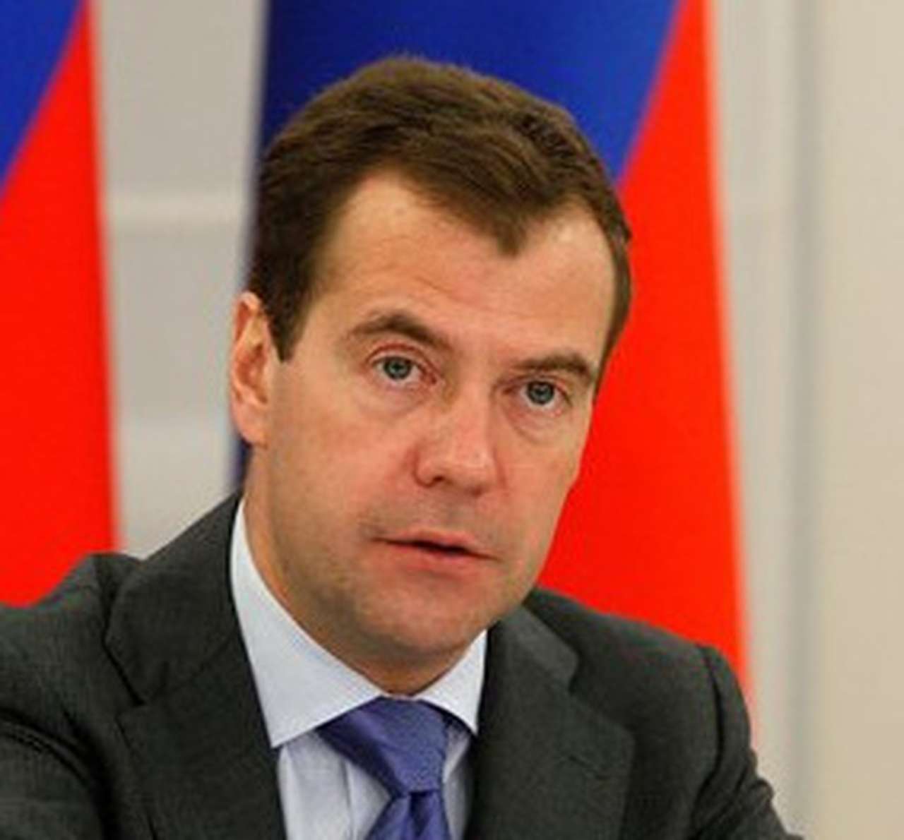 Медведев предложил заменить муниципальный транспорт на электромобили