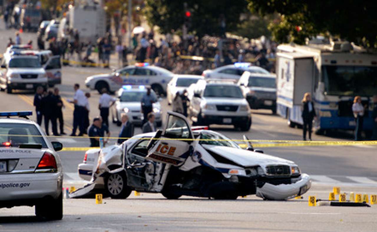 Женщина на Lexus пыталась протаранить Белый дом США