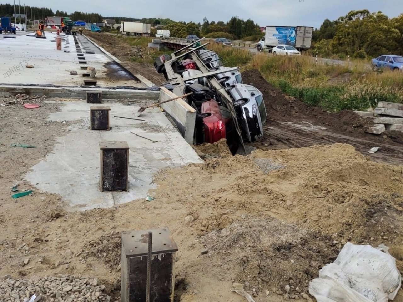 Груженый автовоз попал в дтп с легковым автомобилем после этого попытался скрыться