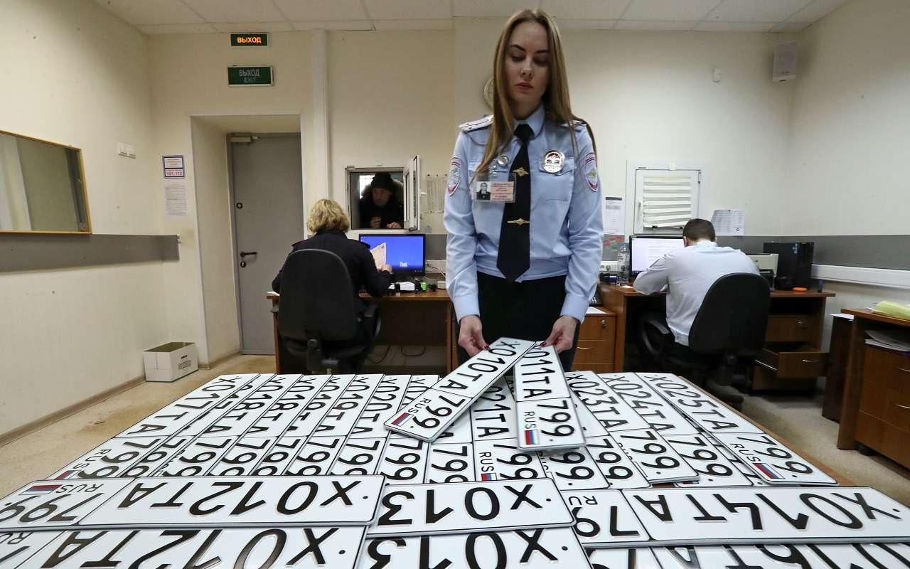 В России предложили бесплатно поменять номера без триколора