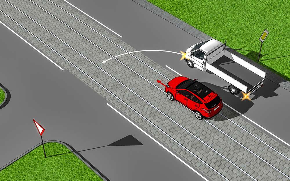 Водитель легкового автомобиля в данной ситуации имеет преимущество