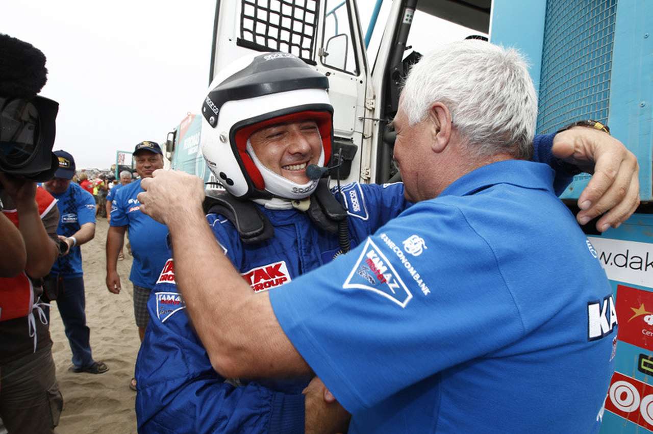 Казахский пилот Артур Ардавичус, выступавший на КАМАЗе, принимает поздравления с третьим местом