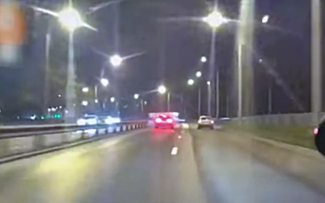 Кадр из видео погони, снятого из полицейского автомобиля
