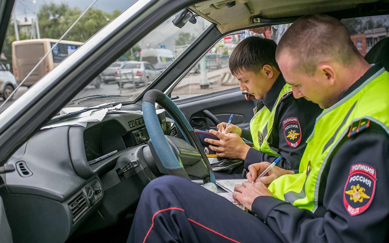 Инспектор ГИБДД оформляет протокол – что категорически нельзя делать водителю