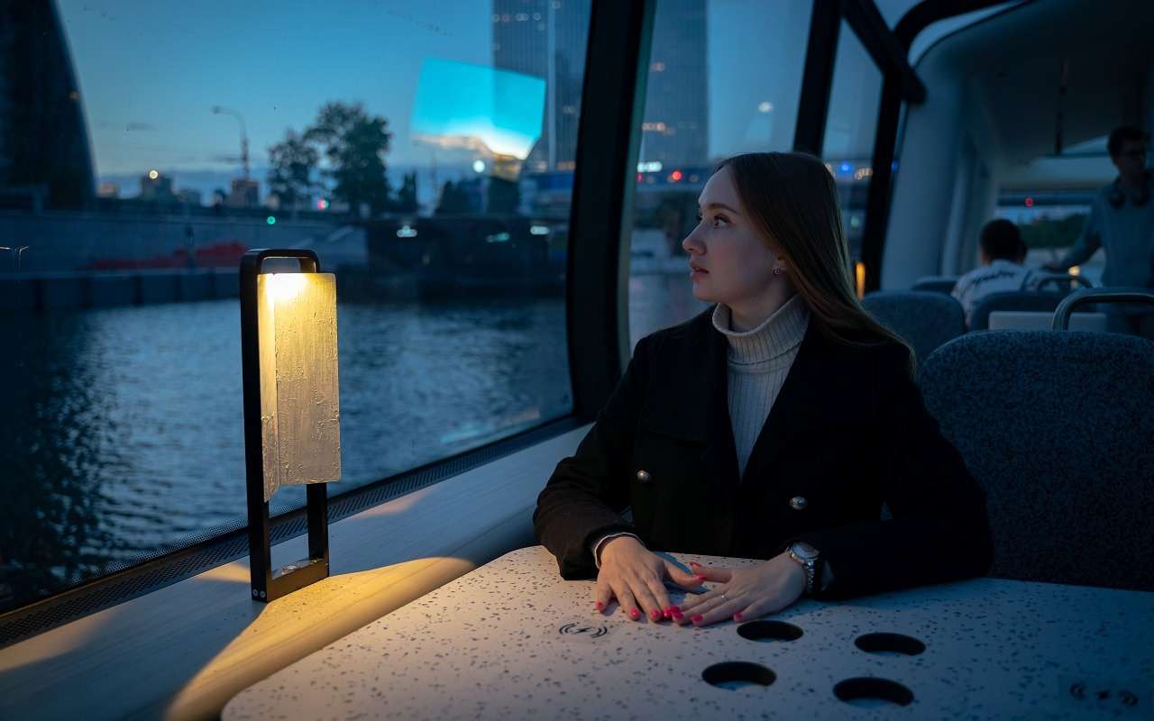 Москвичи и гости столицы активно пользуются речным электротранспортом