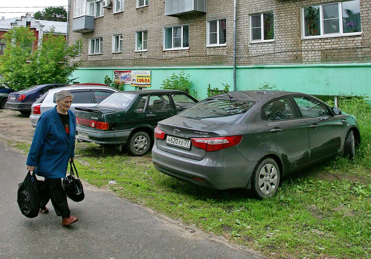 Летом в Москве будут штрафовать за парковку на газонах