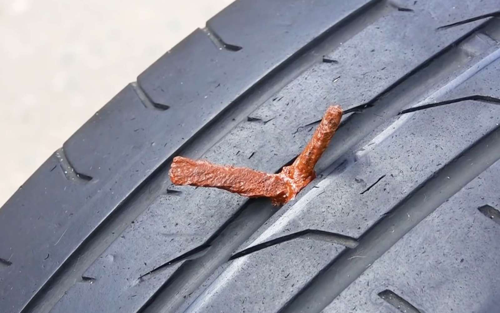 заплатка на колесо. шино прокол жгутом. прокол колеса. прокол шины. прокол жгут.