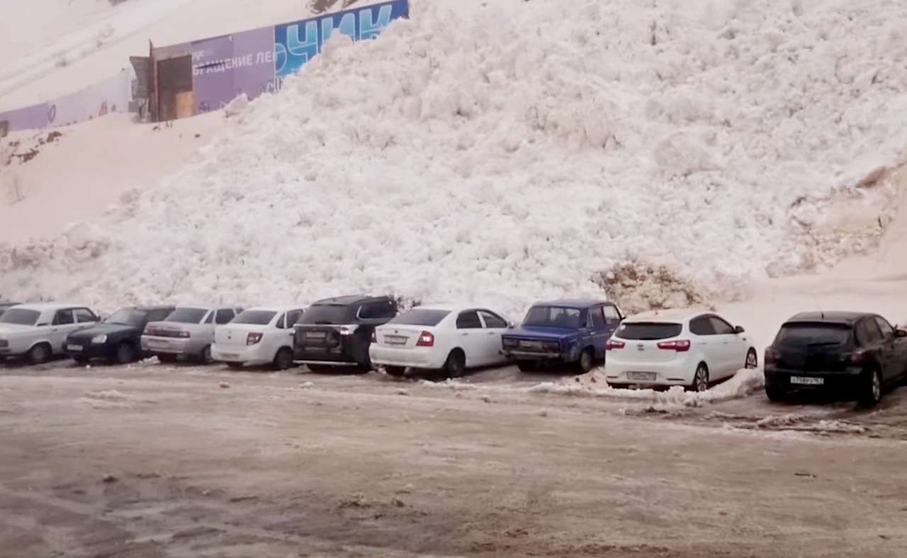 Наползающий белый ужас: сход лавины на парковку сняли на видео