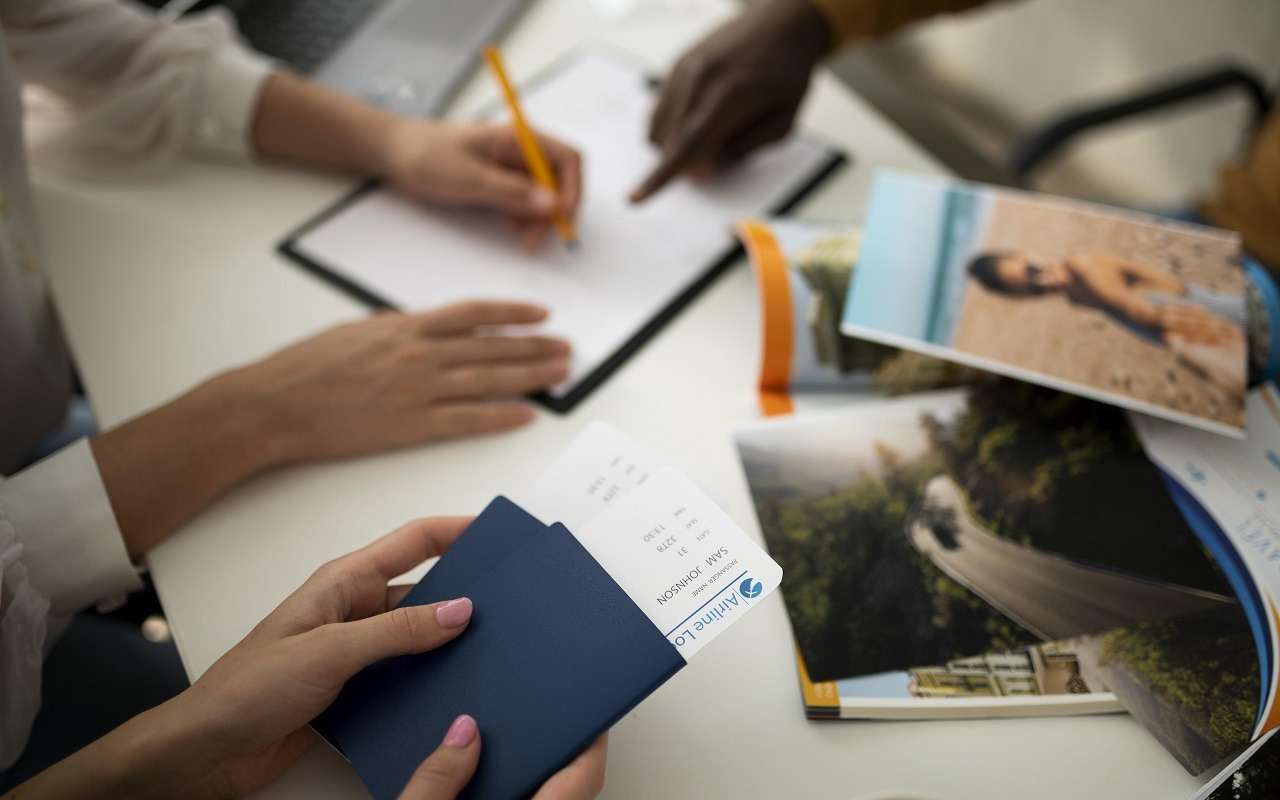 Туристы из РФ стоят в очередях за шенгенскими визами в лояльные России страны Евросоюза