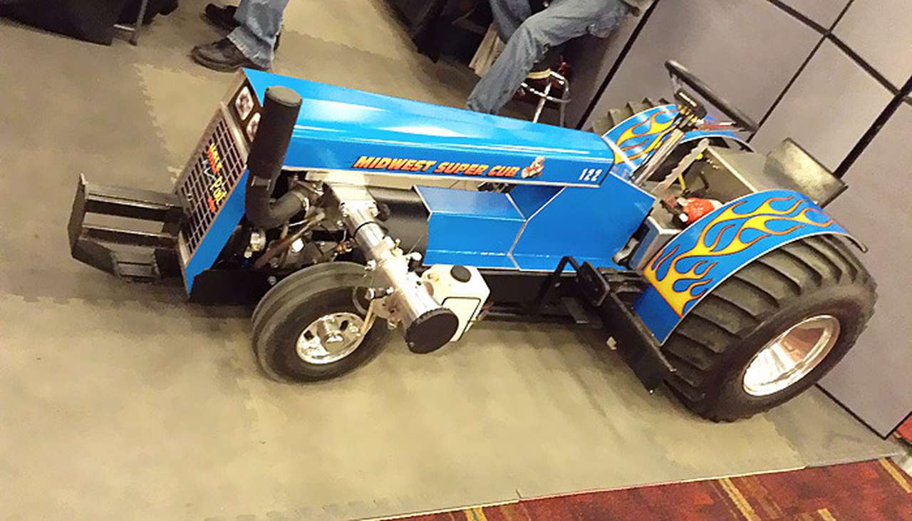 Газонокосилку оснастили мотором в 220 л.с.