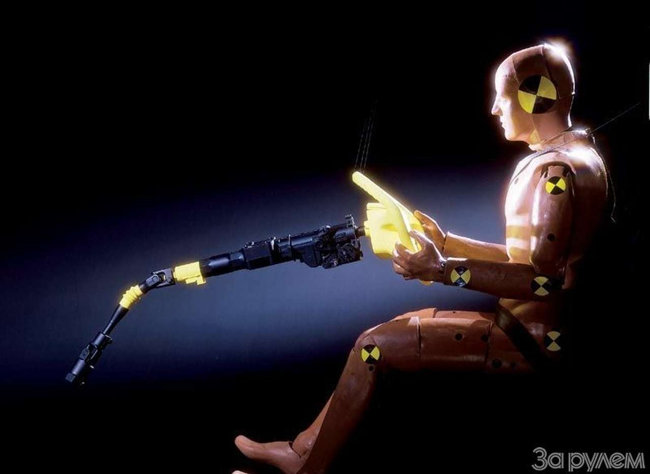 Какой бы рулевой механизм ни выбрали, о безопасности не забывают никогда! При аварии колонка ломается, предотвращая «въезд» баранки в глубь салона.