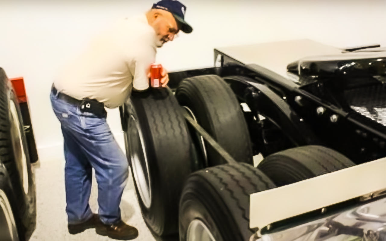 Зачем грузовикам такой ремень между колес?