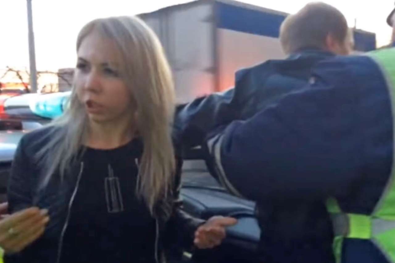 Пьяный лихач на Мерседесе при виде гаишников усадил за руль свою невесту