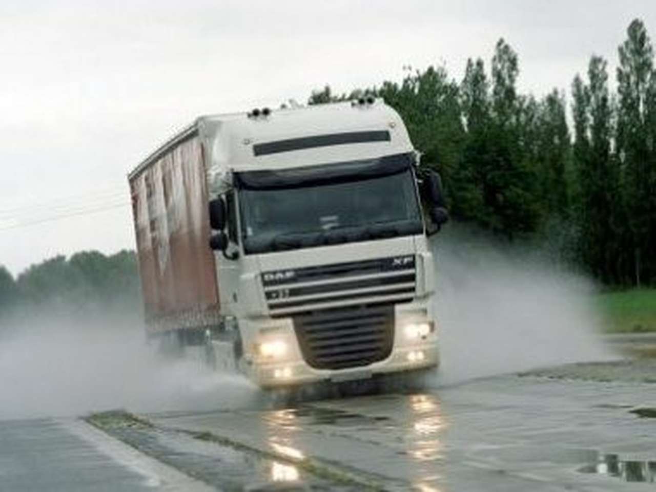 Росавтодор ограничивает движение грузовиков