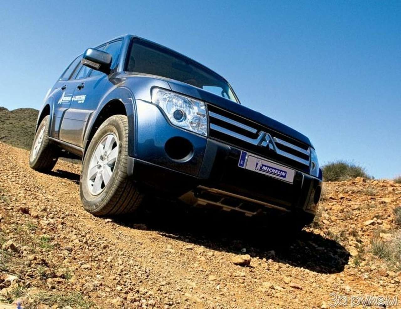 На ширине плеч