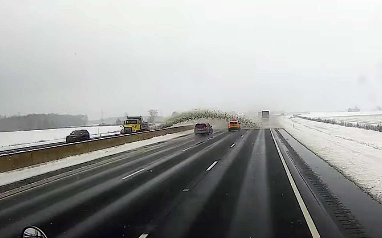 Как уборщик снегом более 40 машин разбил – видео