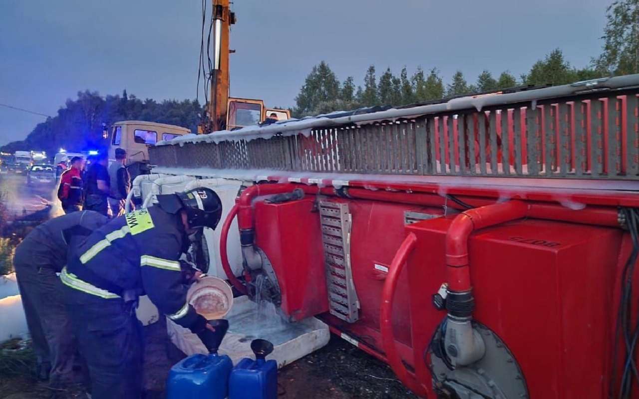 Бензовоз с топливом опрокинулся на трассе: его поднимали краном