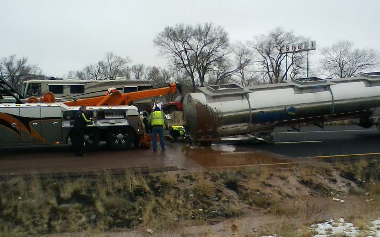 Сладкая река: перевернутая цистерна с шоколадом заблокировала движение по трассе