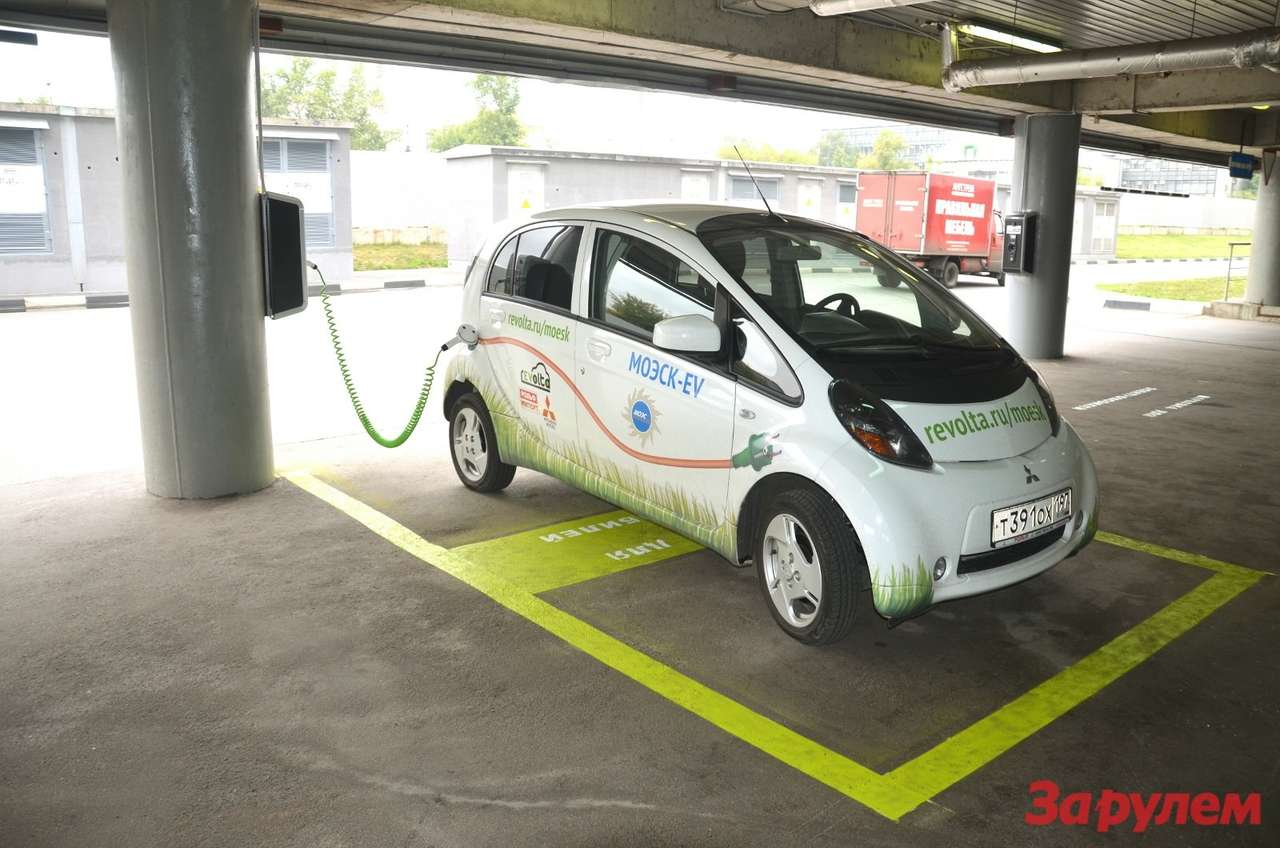 Первые электрозаправки появились в столичном торговом центре «Город»